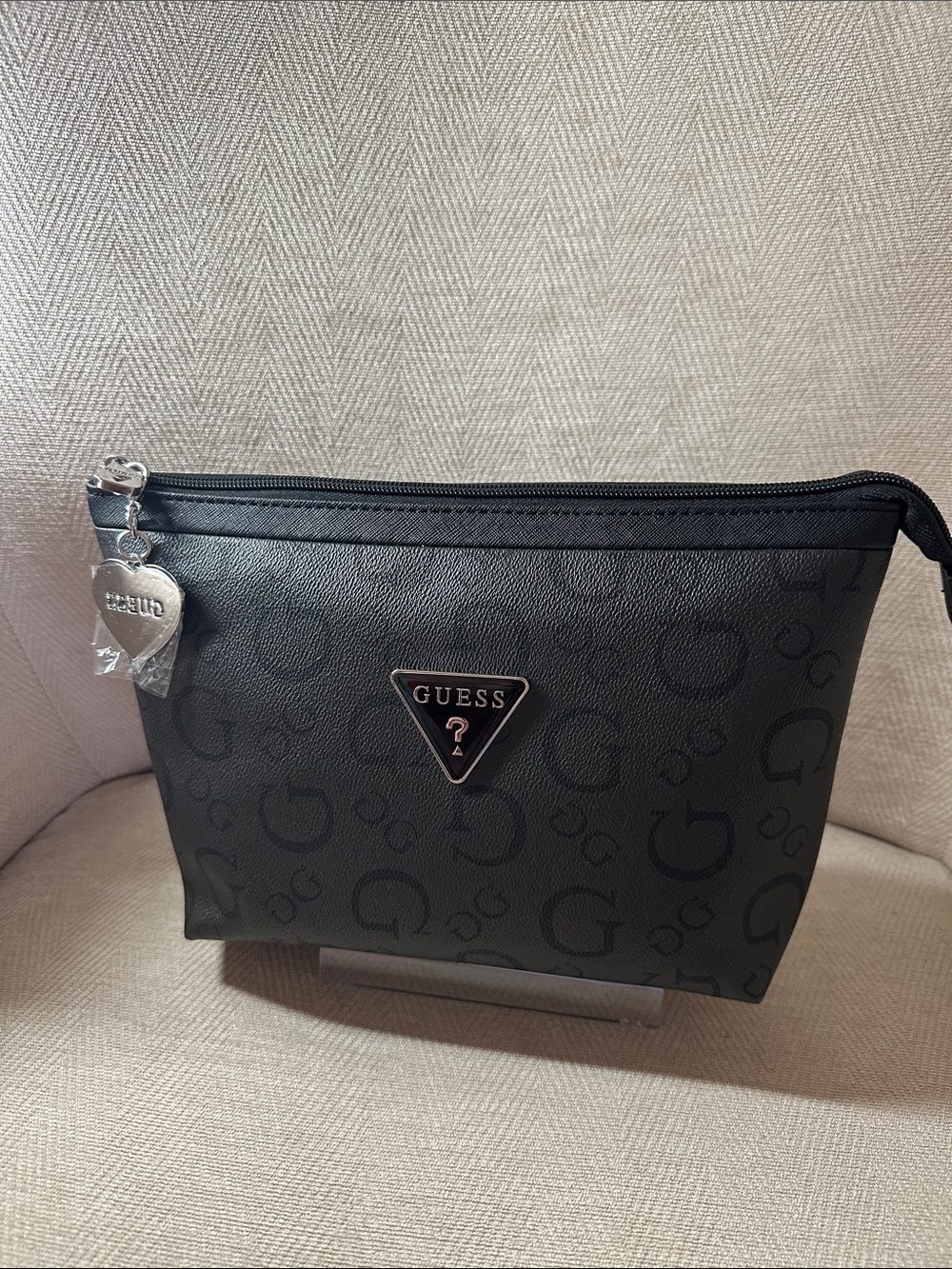 GUESS Black Logo-Print Toiletry Pouch with Heart Charm - Picture 2 of 13